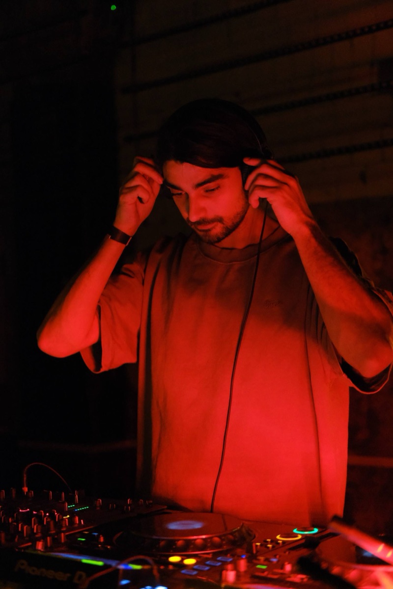 Octave mezclando en cabina bajo luz roja